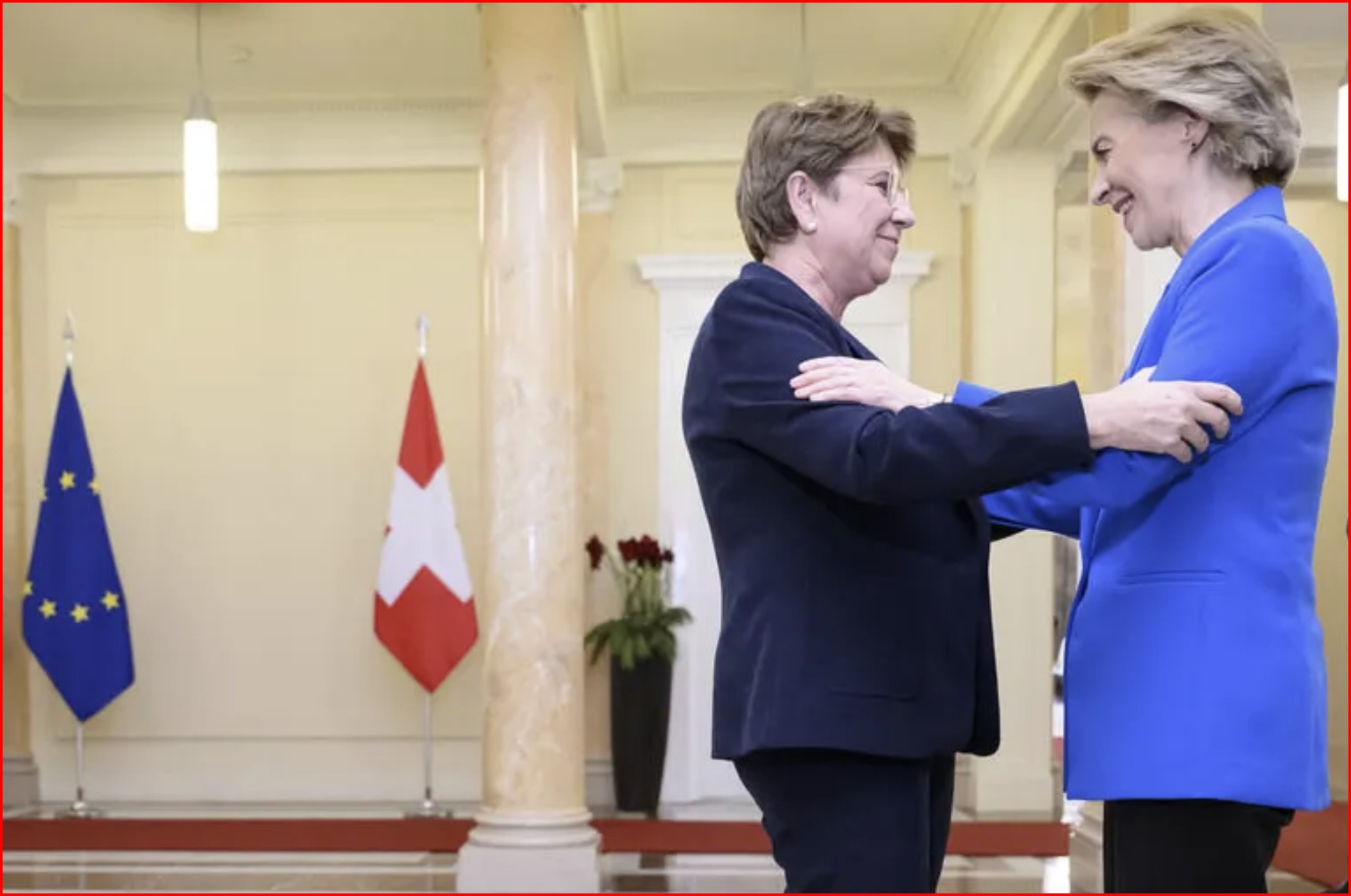 Un résultat a été obtenu: Viola Amherd et Ursulat von der Leyen scellent la fin des négociations. Keystone / Alessandro Della Valle
